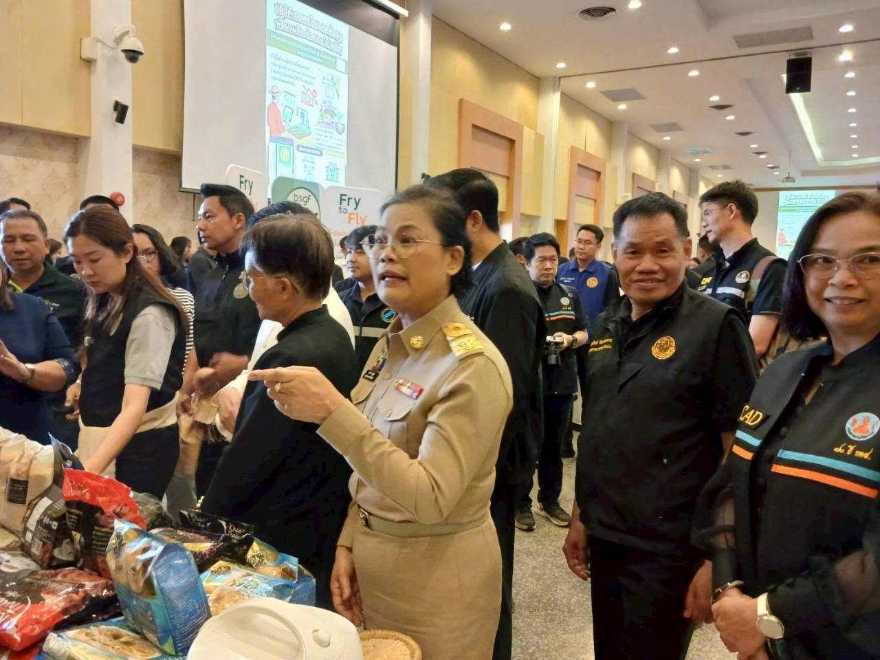 title - ส.ป.ก. ร่วมติดตามรัฐมนตรีช่วยว่าการกระทรวงเกษตรและสหกรณ์ (นางสาวปิยะรัฐชย์ ติยะไพรัช) และคณะ ลงพื้นที่ตรวจราชการในพื้นที่จังหวัดร้อยเอ็ด